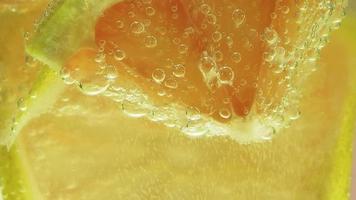 extremo close up de grapefruit e refrigerante video