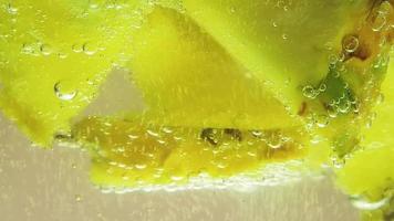 extremo close up de abacaxi e refrigerante video