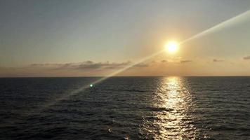 puesta de sol desde un ferry en 4k video