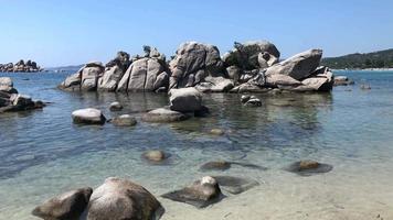 rocas en laguna en 4k