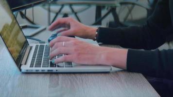 vista lateral de uma jovem trabalhando em seu computador latop video