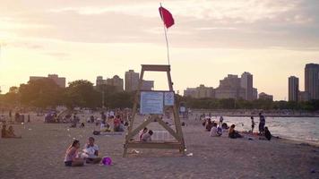 pessoas descansando e comendo na praia da avenida norte chicago video