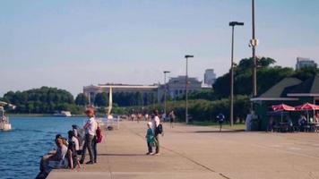 La gente en Queens aterrizando con shedd aquarium en segundo plano. video