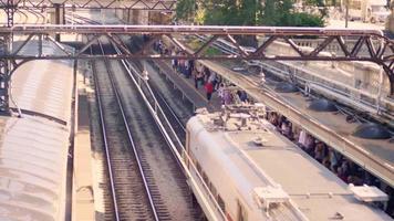 Vista aérea del tren que llega a la estación. video