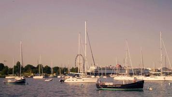 barcos à vela e navio de cruzeiro em monroe harbour chicago video