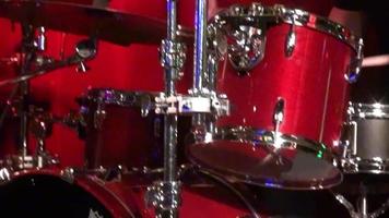 trummisman som spelar trummor - närbild av trumman video