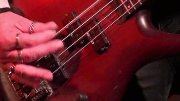 Guitare basse en action live lors d'un concert - focus rack - gros plan video