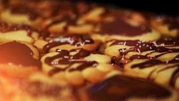 llovizna de chocolate y chispas de arco iris agregadas a las galletas de Navidad video