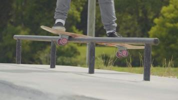 Nahaufnahme des Handlauf-Skatetricks in einem Skatepark video