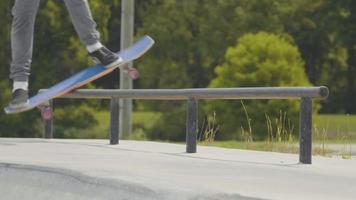 Mann, der einen Handlauf-Skatetrick macht und versagt video