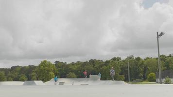 Hombre con sombrero rampas de patinaje y bolos en skate park video