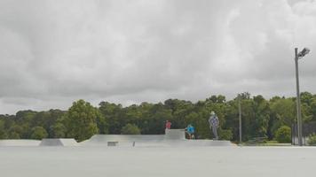 homem patinando e subindo em rampas de concreto se aproximando video