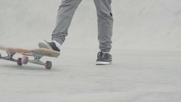 uomo che lancia il suo skateboard in skate park pubblico video
