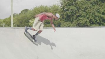 man schaatsen een kom in een skatepark op een zonnige dag video