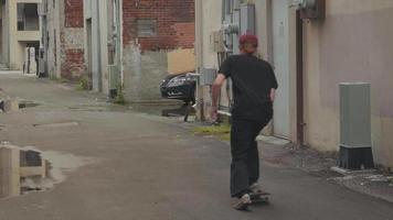 homem patinando em becos da Geórgia com ônibus no fundo video