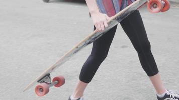 foto média de mulher jovem andando em seu longboard