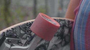 close-up de mulher rolando uma roda de seu longboard video
