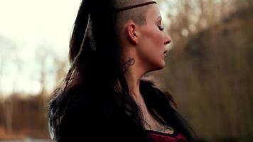 close up rosto linda mulher viking video