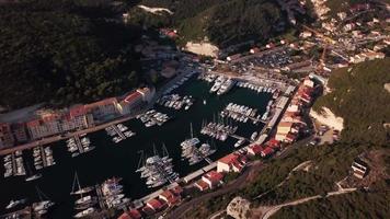 tir de drone d'un port avec des yachts en 4k video