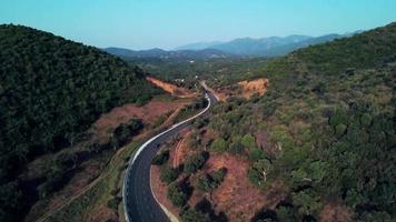 drone subindo para a estrada em 4k video