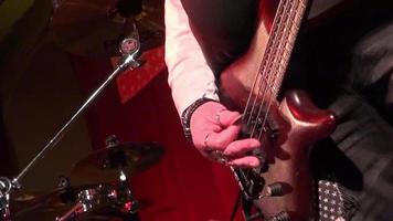 basgitaar in live-actie tijdens een concert - rack focus - close-up video