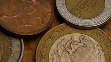 roterend voorraadbeeldschot van internationale monetaire muntstukken - geld 0366 video