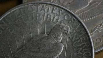 girato stock footage rotante di monete americane antiche - denaro 0103 video