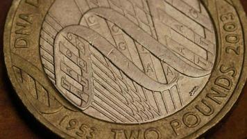 Imágenes de archivo giratorias tomadas de monedas monetarias internacionales - dinero 0372 video