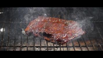 asar a la parrilla costillas de barbacoa una parrilla de madera ahumada - bbq 063 video