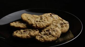 plan cinématique et rotatif de cookies sur une assiette - cookies 175 video