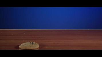 biscotti che cadono dall'alto su una superficie riflettente - cookies 026 video