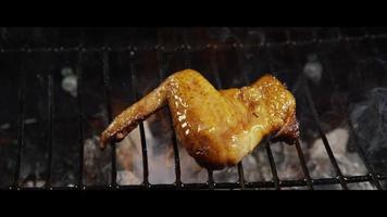 Asar alitas de pollo a la barbacoa en una parrilla ahumada de madera - BBQ 048 video