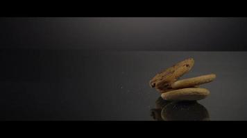 biscoitos caindo de cima em uma superfície reflexiva - biscoitos 232 video