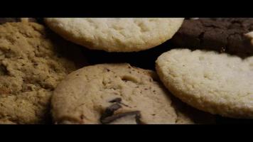 Plano cinematográfico y giratorio de galletas en un plato - Cookies 101 video