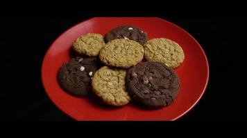 Tir cinématique et rotatif de cookies sur une assiette - cookies 092 video