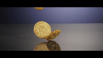 cayendo galletas desde arriba sobre una superficie reflectante - galletas 211 video