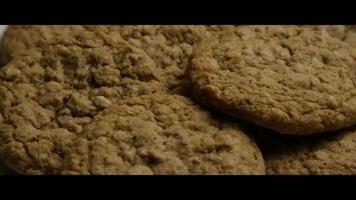 ripresa cinematografica e rotante di biscotti su un piatto - cookies 068 video