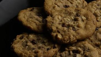 ripresa cinematografica e rotante di biscotti su un piatto - biscotti 164 video