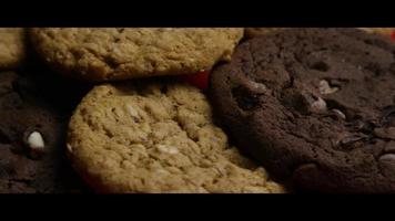 cena cinematográfica e giratória de cookies em um prato - cookies 100 video