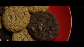 Tir cinématique et rotatif de biscuits sur une assiette - cookies 088 video