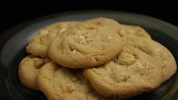 Plano cinematográfico giratorio de galletas en un plato - galletas 256 video