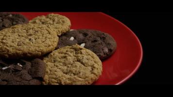 Tir cinématique et rotatif de biscuits sur une assiette - cookies 099 video