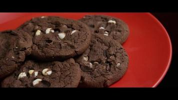 Tir cinématique et rotatif de cookies sur une assiette - cookies 039 video