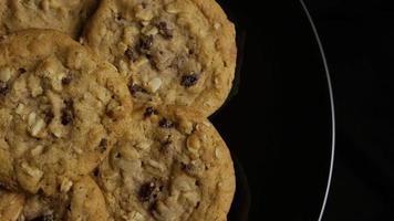 Plano cinematográfico giratorio de galletas en un plato - Cookies 158 video
