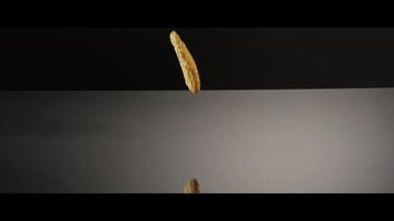 vallende koekjes van bovenaf op een reflecterend oppervlak - koekjes 207 video