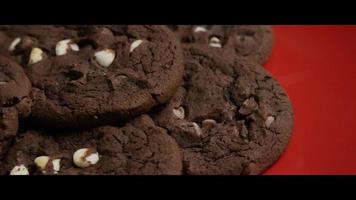 Tir cinématique et rotatif de cookies sur une assiette - cookies 041 video