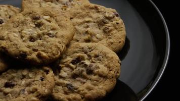 ripresa cinematografica e rotante di biscotti su un piatto - biscotti 172 video