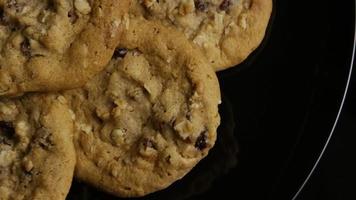 ripresa cinematografica e rotante di biscotti su un piatto - biscotti 157 video