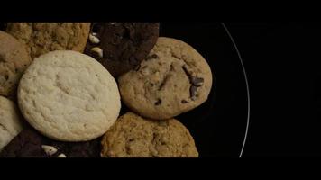 filmische, rotierende Aufnahme von Keksen auf einem Teller - Kekse 108 video