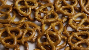 dose rotativa de pretzels em um prato branco - pretzels 007 video